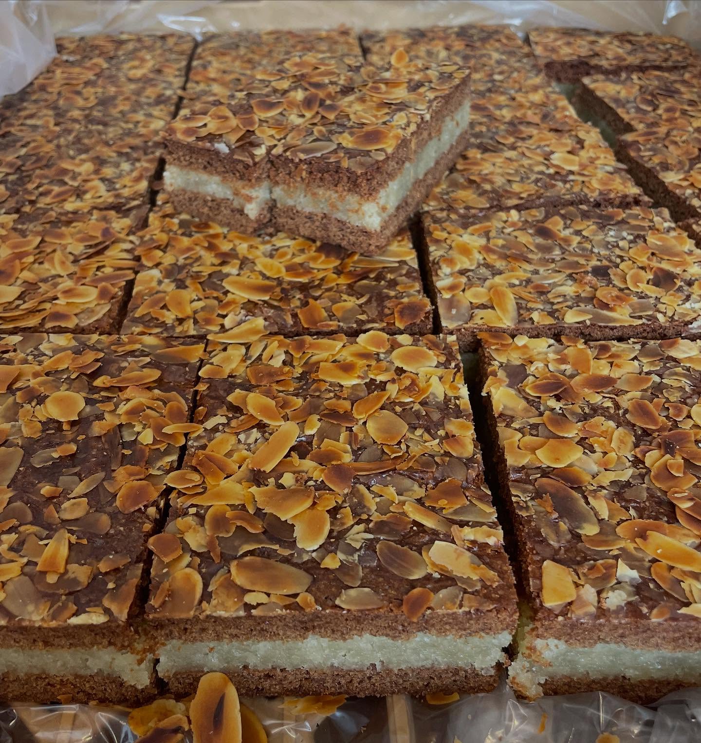 Plaatkoek met geroosterde amandelen, in stukken gesneden